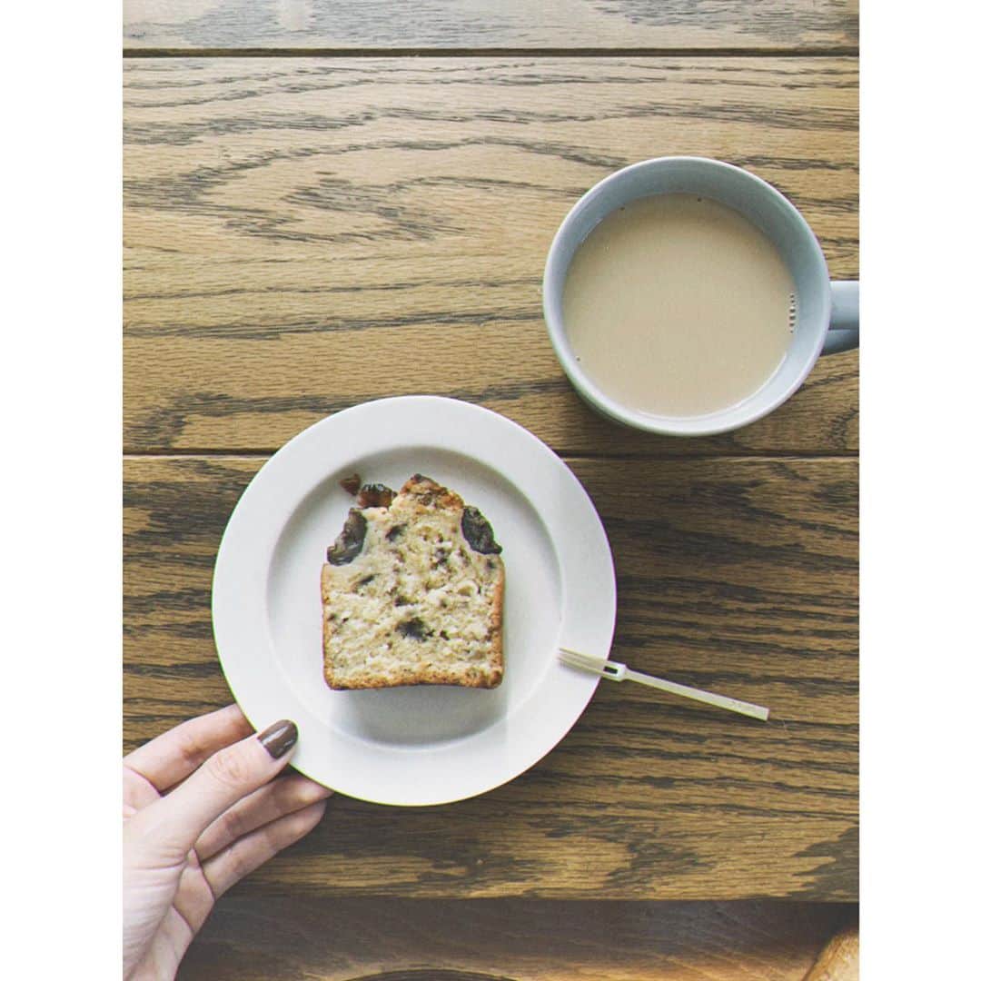 猪鼻ちひろさんのインスタグラム写真 - (猪鼻ちひろInstagram)「こんな時間におやつ☕️ 一歩も外に出ない日2days🙄 コーヒー色ネイルと、淹れたてのコーヒー(にたっぷりの豆乳)と、手作りバナナとくるみのパウンドケーキ。 コーヒーもパウンドケーキもなくなっちゃう。 動いてないのにお腹はペコペコに空く。 う〜〜〜美味しかったなぁ♡ #ちひろのおうち #猪鼻ネイル #暇すぎて全部タグ付け #コーヒーなくなる #手作りおやつ #バナナパウンドケーキ #最後の一切れ 🥺」5月17日 17時10分 - inohanachihiro