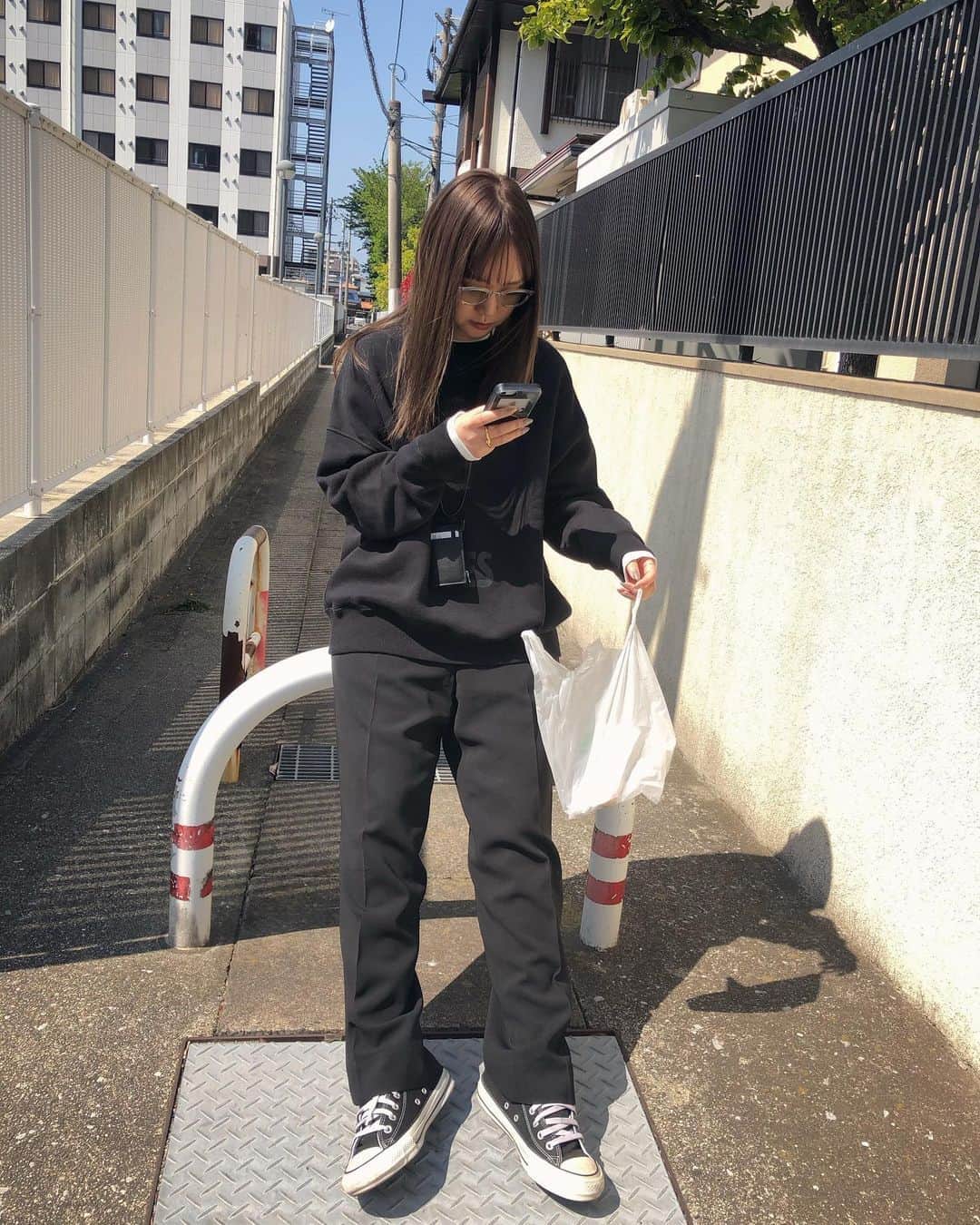 西本早希のインスタグラム：「・ 最近 仕事以外は 首からぶら下げてるやつだけ カード お金 リップいれてる めちゃ便利 これは まだ肌寒いときの写真だね」