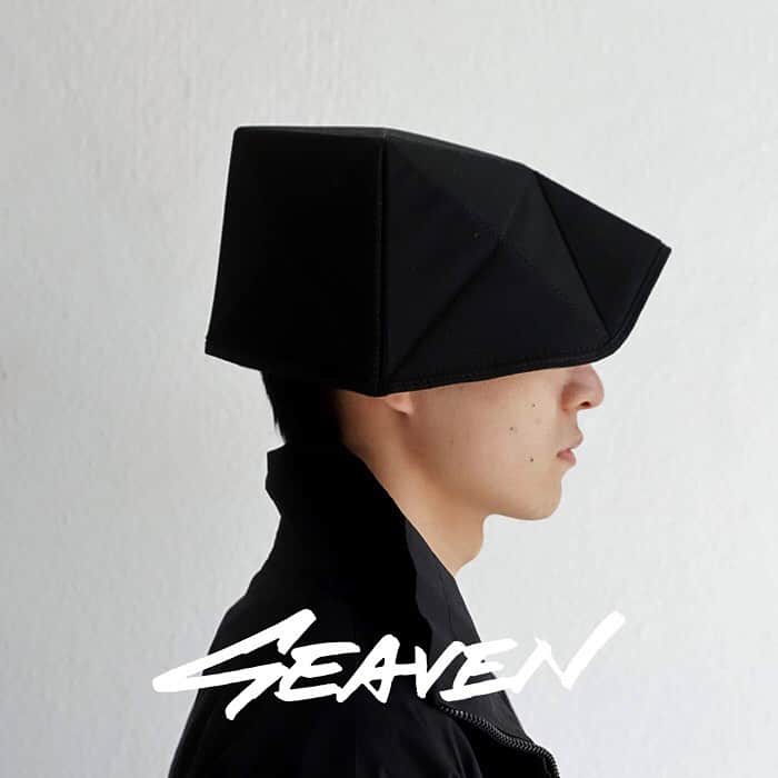 Shing02のインスタグラム：「ORIGAMI HAT. HIJACKET. TASUKI SHIRT. WAVEFORM / FOXTAIL SCARF. ARROW PONCHO. DUCK CAP. designed by Shing02. available at e22.com/seaven . brand new drops over at @seaven.wear check them out! . worldwide shipping: bit.ly/seavenglobal till June 1st, then Rakuten Global Express . respect to our team of artisans in japan, korea, and china! my goal has always been to bring creative looks at non-exorbitant streetwear prices. there's plenty more on the horizon. . このご時世、アジアの工場とチームも復活し、@seaven.wearにて新商品ドロップしてます。案を形にするデザインチームと職人の手による完成度を誇りに思います。  #seavendrop」