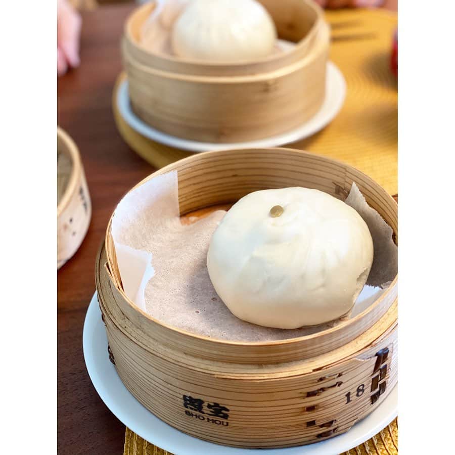 新井麻希のインスタグラム：「* YUMMIEST MEAT BUNS EVER🤤 * 夫の彼氏みたいな彼の家族が、激うま肉まんを送ってくれた。。ありがとう😋🤤🙏 * マントウが甘くてふわふわで美味しくて、中のお肉も完璧。この文書いてるだけで味思い出してよだれ出る🤣 * そして中華インスパイアされた夫が杏仁豆腐作った！とろとろタイプの好きなやつ！むちゃうまい！ * #lugang #ルーガン #肉まん」