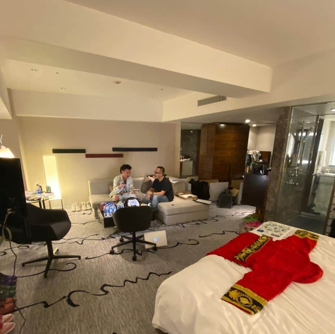 のインスタグラム：「リードマンちゃんねる開設記念パーティー 🍣8万円のちらし寿司頂きました🤩 この様子も今日アップされます。 Link in My profile  #ヒップホップ　#ユーチューブ　#寿司」
