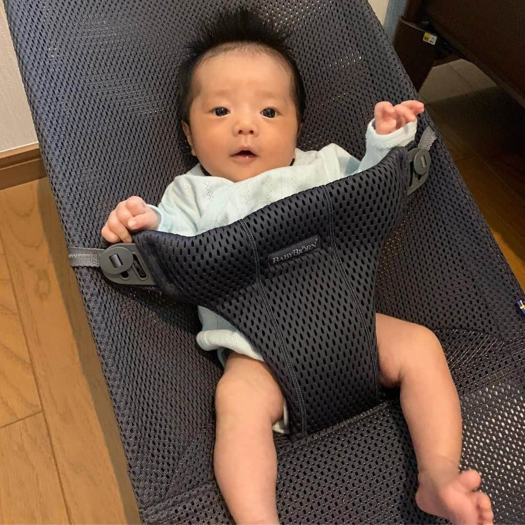 漆川由佳のインスタグラム：「みんなに貰ったバウンサー使わせてもらってるよ💖本当ありがとう🙏🏻💕 2人でお風呂の初回からオシッコぶちまけたよ🤣👍」
