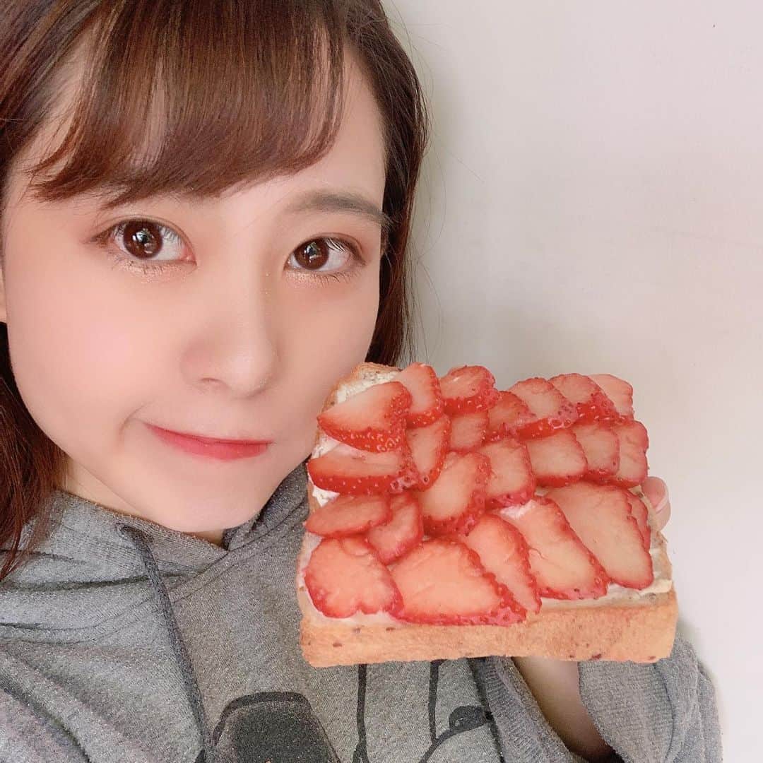 のインスタグラム：「この1週間の母のモーニング☀️ 何日かインスタとか見てフルーツサンド食べたいなー食べたいなーって思ってたら(誰にも言ってない)ある朝出てきてびっくりした！笑　たいらげた！笑 . . . 最近肌の調子が良いのは色々スキンケアとか試しているのもあるけどやっぱり食生活なのかなって最近思ってる♡ . . . #モーニング #モーニングプレート #オープンサンド #フルーツサンド #フルーツサンドイッチ #朝食 #朝食プレート #朝食メニュー #朝ごはん #朝ごはんプレート #朝ごはんの記録 #自撮り #自撮り女子  #ビジョビ　#天使と女神のハーフ #美女navi #ビジョフォ #ビジョラダ #美人名鑑　#美女ふぁいる #ビジョグラム #ビジョビジョ #美女の宅急便 #被写体 #読モ #サロモ #サロンモデル #フリーモデル #インスタグラマー #ol」