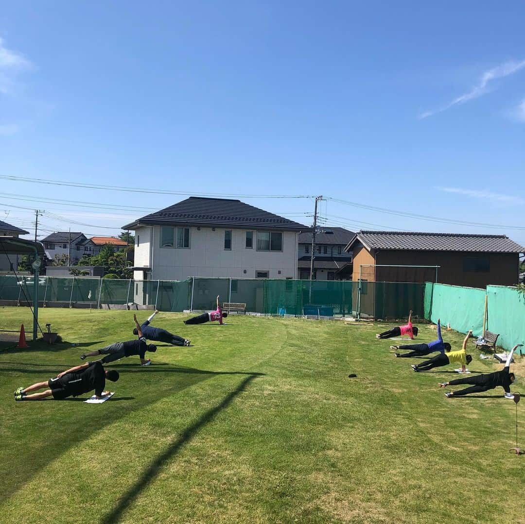 横田英治さんのインスタグラム写真 - (横田英治Instagram)「今日もソーシャルディスタンストレーニング🏃‍♀️🏌️‍♂️🎶🦠 みんながんばりました〜‼️ #ロサーセン #ロイヤルコレクション #アシックス #キャロウェイゴルフ #イオミック #飛ばし #ゴルフ女子 #ゴルフ男子」5月17日 17時22分 - eiji.17