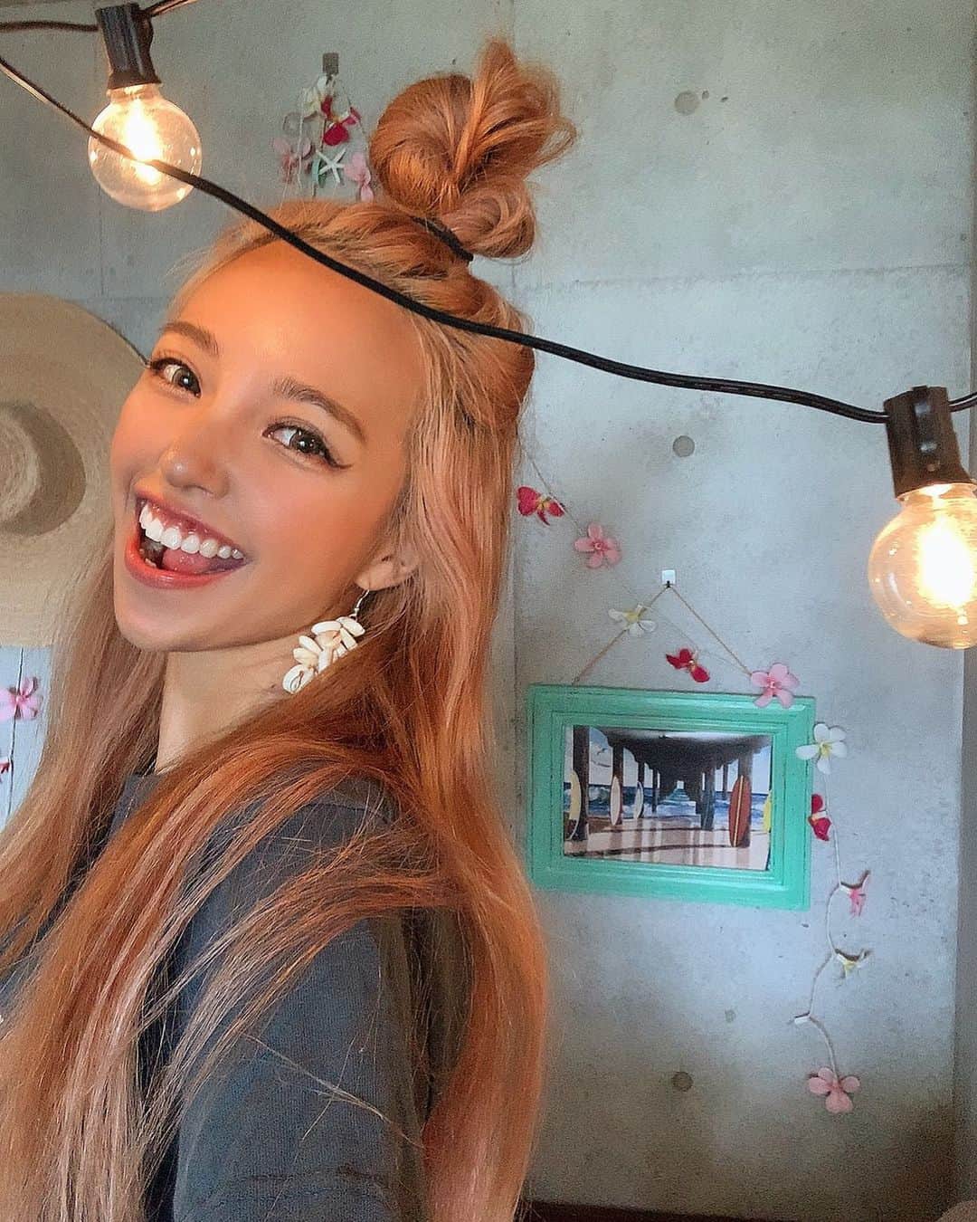 のインスタグラム：「sunny day🤎🏄🏾‍♀️🤎🔥 いいお天気だねー！ いっぱい焼いて体動かして 汗だくヘルシーな日🔥 特別な機械がなくとも 音楽があれば体は自由に動かせるね🧘🏽‍♀️🏋🏽‍♀️💗 まもなく水着撮影！🦋🍑 がんばりましょ！  そうそう🤩このシェルのジャラジャラピアスを 着ける日も実は楽しみに待っていたのよー😍🔥 やっぱり晴れの日にピッタリだ🥰🧡🐚 シェルの数だけHappyをありがとうございます😍😂🏋🏽‍♀️🌊 Thanks @riri.handmade818 🙏🏽🌺💕」