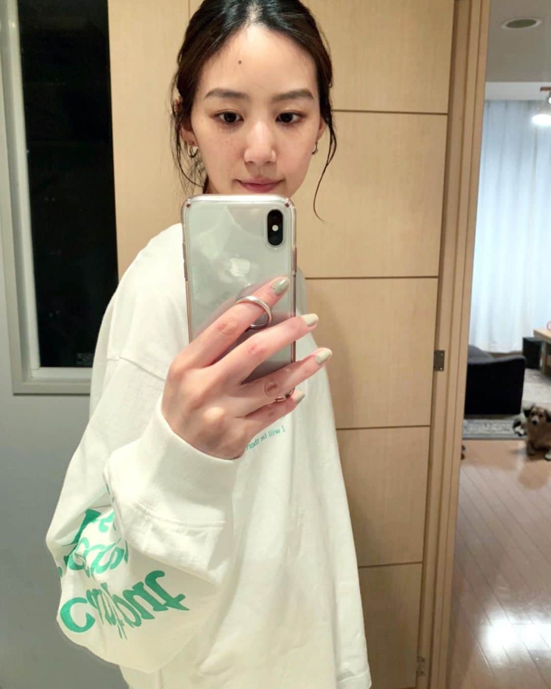 Shiho Sasakiのインスタグラム：「おうちコーデ🏠 わんちゃん飼ってる人あるあるだと思うけど 🐶に合わせて、この時期からもうクーラー付け始めるので 家の中ではまだ長袖着てるよ🐾 ロンTeeって楽ちんでいい⭕️ #MOUSSY#MOUSSYSNAP#おうちコーデ」