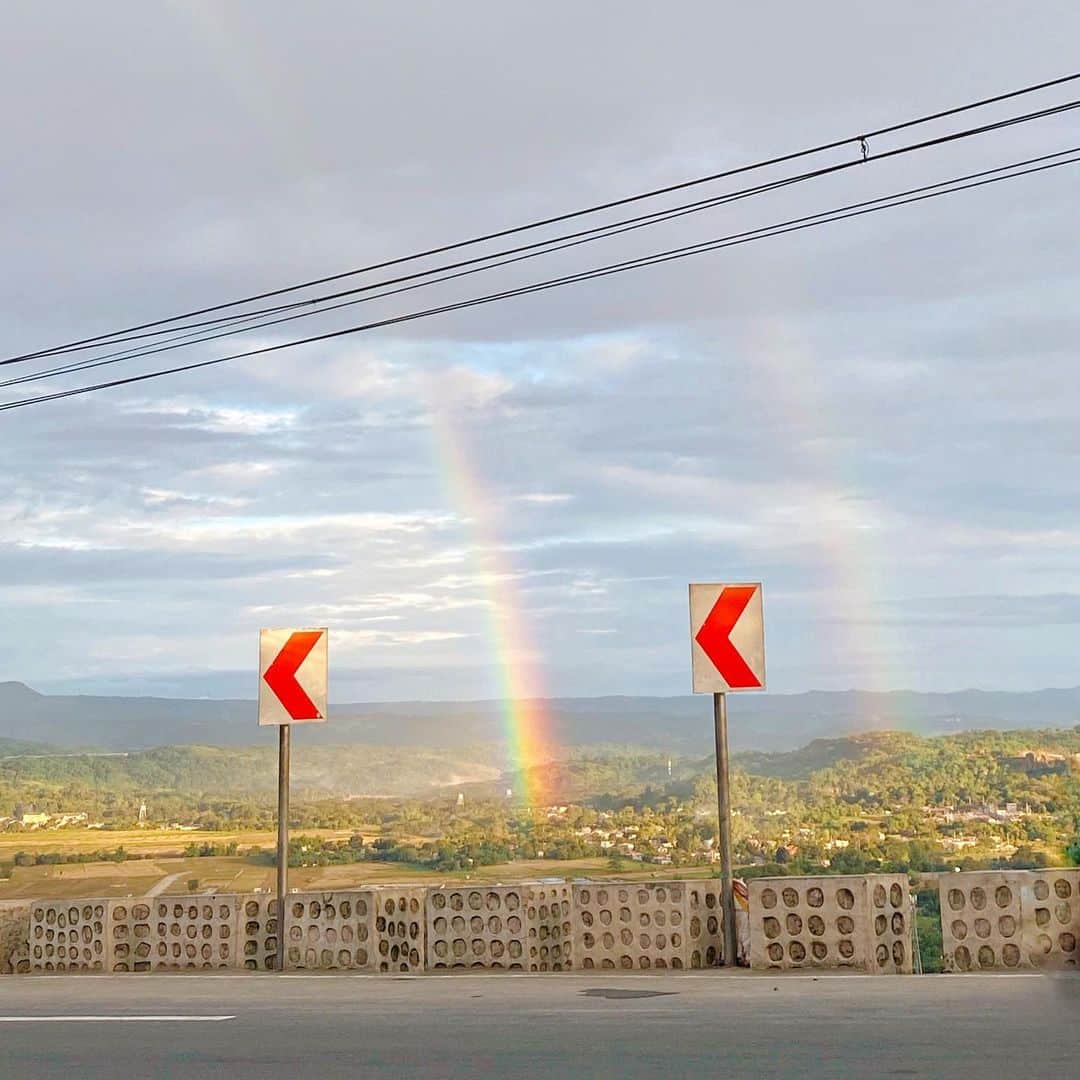 Alexa Ilacadさんのインスタグラム写真 - (Alexa IlacadInstagram)「it’s not everyday that you get to witness a double rainbow. 🥰🌈 Captured this during one of our tapings for The Killer Bride.」5月17日 17時27分 - alexailacad