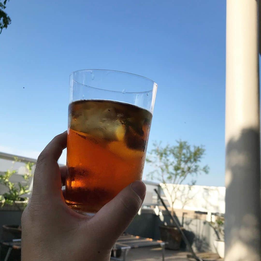 丸山敬太さんのインスタグラム写真 - (丸山敬太Instagram)「そしてアイスティーを飲みながらのテラスで  夏みたいな夕方」5月17日 17時31分 - keitamaruyama