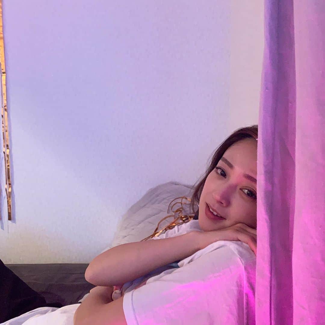 安達祐実さんのインスタグラム写真 - (安達祐実Instagram)「❤︎❤︎❤︎ 中2女子の部屋でサボり。 七色に光が変えられるライトがあって、本日はピンク。」5月17日 17時39分 - _yumi_adachi