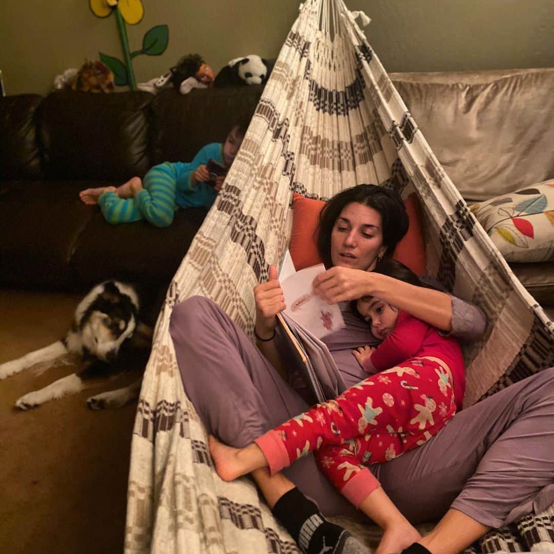 アンドレア・フエンテスのインスタグラム：「I don’t know why I took so long on having a hammock on the living-room... “Let’s be reasonable and add an eighth day to the week that is devoted exclusively to reading!” Who’s agree?」