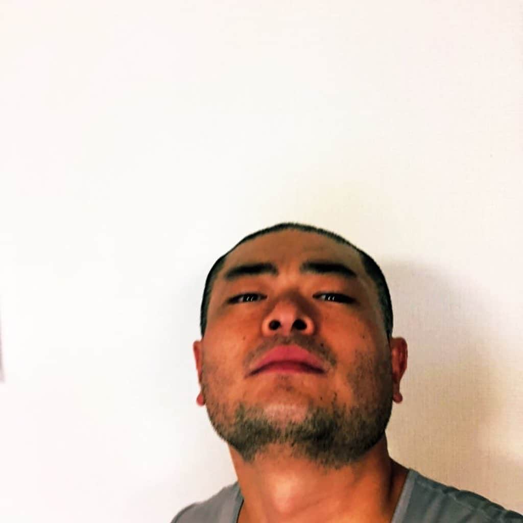 のインスタグラム：「企画開始２日目です。ご覧になって分かる様にどの角度から撮っても「ソレ」は一向に現れる気配は全くなく、片鱗も見せません。私は昔から「若ソレ」や「クソソレ」「ソレ上がっている」「ソレ散らかしている」「なまソレ」などと人生で数々の祝福を受けてきました。 この企画を応援し、ソレましてくれる皆様本当にありがとうございます。 衝撃を約束します。詳しくは私のYouTubeをご覧下さい🙇‍♂️」