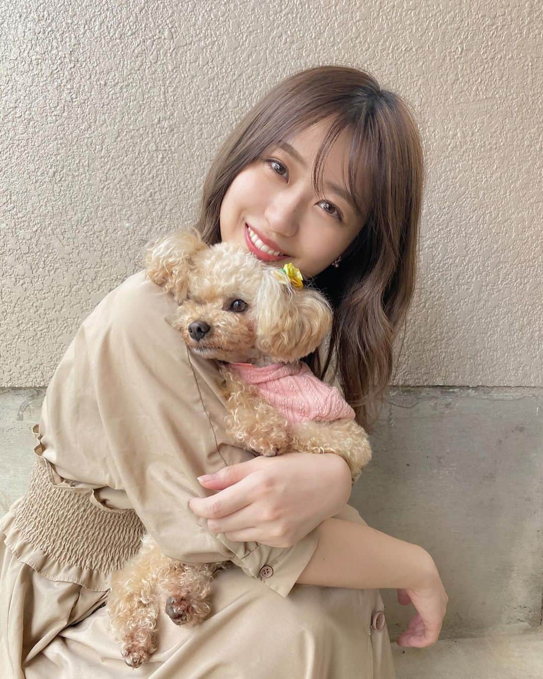 篠崎彩奈さんのインスタグラム写真 - (篠崎彩奈Instagram)「_ うちのもなかちゃん可愛いでしょ〜🐶♡ よく間違えられるけど男の子です♂ (女の子の格好させてるからですね) お家の駐車場で撮ってもらった！笑 カメラマン👨🏻‍🦳📸byパパ なかなかお上手👏笑 . ワンピースは @fray_id です☺️👗 #トイプードル #愛犬 #もなちゃん #おうち時間 #犬のいる暮らし #犬好きな人と繋がりたい  #犬バカ部 #犬との暮らし」5月17日 17時47分 - ayana.s_official