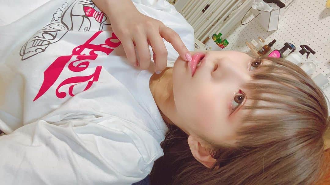 紺野ひかるのインスタグラム：「. ごろごろお家時間😪 .  みんなのオススメの映画教えてください！ 軽くどんな内容かも書いてくれたら、もうね…大好き . ホラー以外だったらなんでも大丈夫です🙆‍♀️ . . #紺野ひかる #こんぴか #セクシー女優 #AV女優」