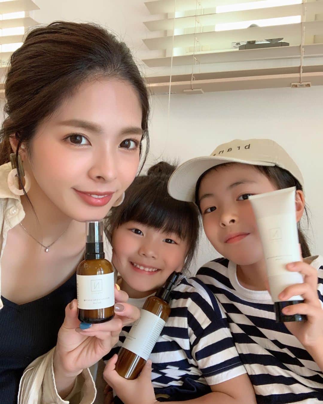 mocchiのインスタグラム：「最近CMでよく見るN organic ・ ・ 香りが柑橘系でめちゃくちゃいい香り✨ ・ お風呂上がりにホッとするー♥️ 子供たちもこの香りが大好き！ ・ ・ すごくモチモチになるし、潤いもあるから翌日のメイクが楽しくなる。 ・ パッケージもシンプルでオシャレ✨ ・ ・ 忙しい朝も2本でスペシャルケア出来ちゃうし、時間が無いママにおすすめ😌 ・ なかなか子供が居るとゆっくりスキンケア出来ないもんね💦 ・ 付けたあともベタベタしないから、朝のメイクも楽ちんだよ♥️ ・ ・ ・  #norganic #Nオーガニック #エヌオーガニック #オーガニックスキンケア #スキンケア #丁寧な暮らし #organic #オーガニック #pr」