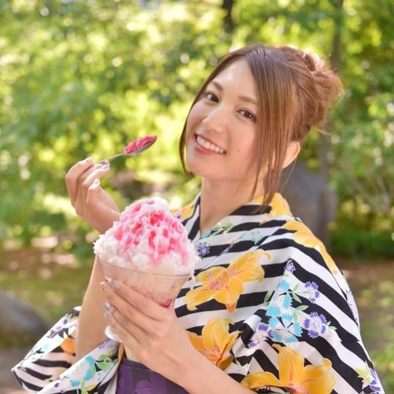 市原彩花さんのインスタグラム写真 - (市原彩花Instagram)「暑いね〜☀️ アイスにする🍨？ かき氷にする🍧？ . Icecream or shaved ice?😋 #アイス#icecream#かき氷#shavedice#浴衣#yukata#kimono#japanesegirl」5月17日 18時15分 - ayaka_ichihara