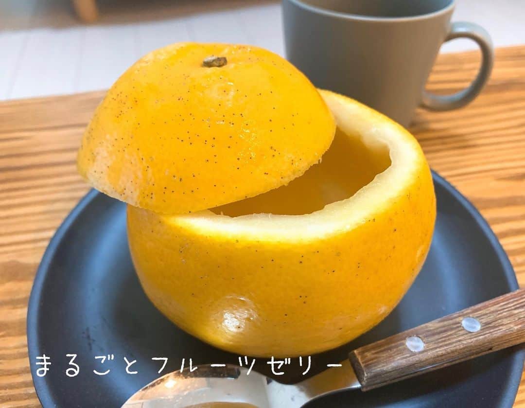 小椿希美のインスタグラム：「・ 料理インスタLiveで ご紹介出来そうな メニューをいろいろ 試作しています🌼 ・ 地元にある高島屋で、 ご褒美デザートとして たまに家族で購入する 果物をそのまま器にしたゼリー。 在宅ワークや自粛生活の ご褒美になるような イメージで 大好きなフルーツゼリーを 自宅で再現してみました✨ 前回のカルボナーラ同様 とても簡単に出来ます☺️ ・ インスタ料理教室で 一緒にご褒美デザート作りましょう😋 また日程は、 内山絵里加アナと相談して 告知します。 ・ #おうち時間#おうちごはん #まるごとフルーツゼリー #熊本特産#ジューシーオレンジ #河内晩柑#河内晩柑ゼリー #砂糖不使用#砂糖不使用ゼリー #ビタミンたっぷり #デパ地下スイーツ  #アナウンサー#料理教室」