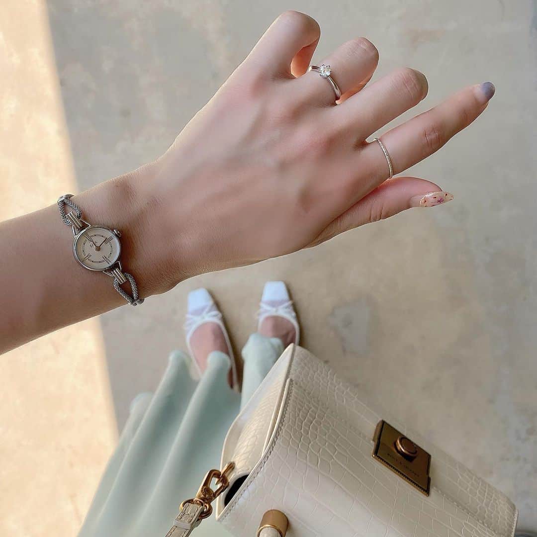 haruru0724さんのインスタグラム写真 - (haruru0724Instagram)「. 左手薬指につけてるリングは @jewelrycastle_tokyo の💍 . . シンプルな一粒リングで、 どんなコーデにもシーンにも合うよ💕 . . ストーンは、4.5mm（0.3カラット相当）の スワロフスキージルコニア✨ ダイヤモンドに近い輝きで、 とっても素敵です💛 これでお値段もお手頃なので、 オススメだよ〜♡ . . . #ジュエリーキャッスル #jewelrycastle #everbrilliance #ring #jewelry #ジュエリー #リング #オープンリング #スワロフスキージルコニア #プレゼント #記念日 #誕生日 #シルバーアクセサリー #アクセサリー #手元 #手元くら部 #手元倶楽部 #手元コーデ #ママコーデ #プチプラコーデ #大人可愛い #大人カジュアル #30代ファッション #30代コーデ #mamagirl #locari」5月17日 18時19分 - haruru0724