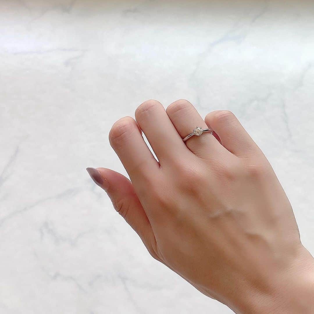 haruru0724さんのインスタグラム写真 - (haruru0724Instagram)「. 左手薬指につけてるリングは @jewelrycastle_tokyo の💍 . . シンプルな一粒リングで、 どんなコーデにもシーンにも合うよ💕 . . ストーンは、4.5mm（0.3カラット相当）の スワロフスキージルコニア✨ ダイヤモンドに近い輝きで、 とっても素敵です💛 これでお値段もお手頃なので、 オススメだよ〜♡ . . . #ジュエリーキャッスル #jewelrycastle #everbrilliance #ring #jewelry #ジュエリー #リング #オープンリング #スワロフスキージルコニア #プレゼント #記念日 #誕生日 #シルバーアクセサリー #アクセサリー #手元 #手元くら部 #手元倶楽部 #手元コーデ #ママコーデ #プチプラコーデ #大人可愛い #大人カジュアル #30代ファッション #30代コーデ #mamagirl #locari」5月17日 18時19分 - haruru0724