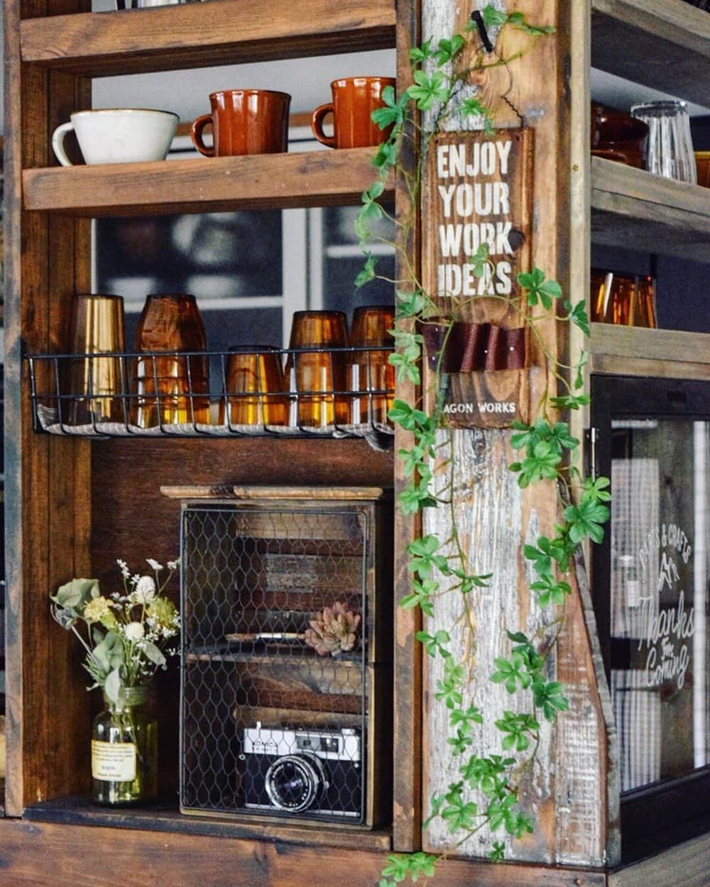 いなざうるす屋さんのインスタグラム写真 - (いなざうるす屋Instagram)「カフェではありせん。 でもほぼカフェです。 お料理上手な娘さん @non.hungry  敏腕DIYクリエイターのお母さん @wagonworks  最強のおうちカフェ！ . . そんな最強カフェに  #シュガーバイン ちゃん飾ってもらえて幸せ！ . #インテリアグリーン #fakegreen #interiorgreen #zakka #造花 #アーティフィシャルフラワー #artificialflower #artificial」5月17日 18時25分 - inazaurusu_ya