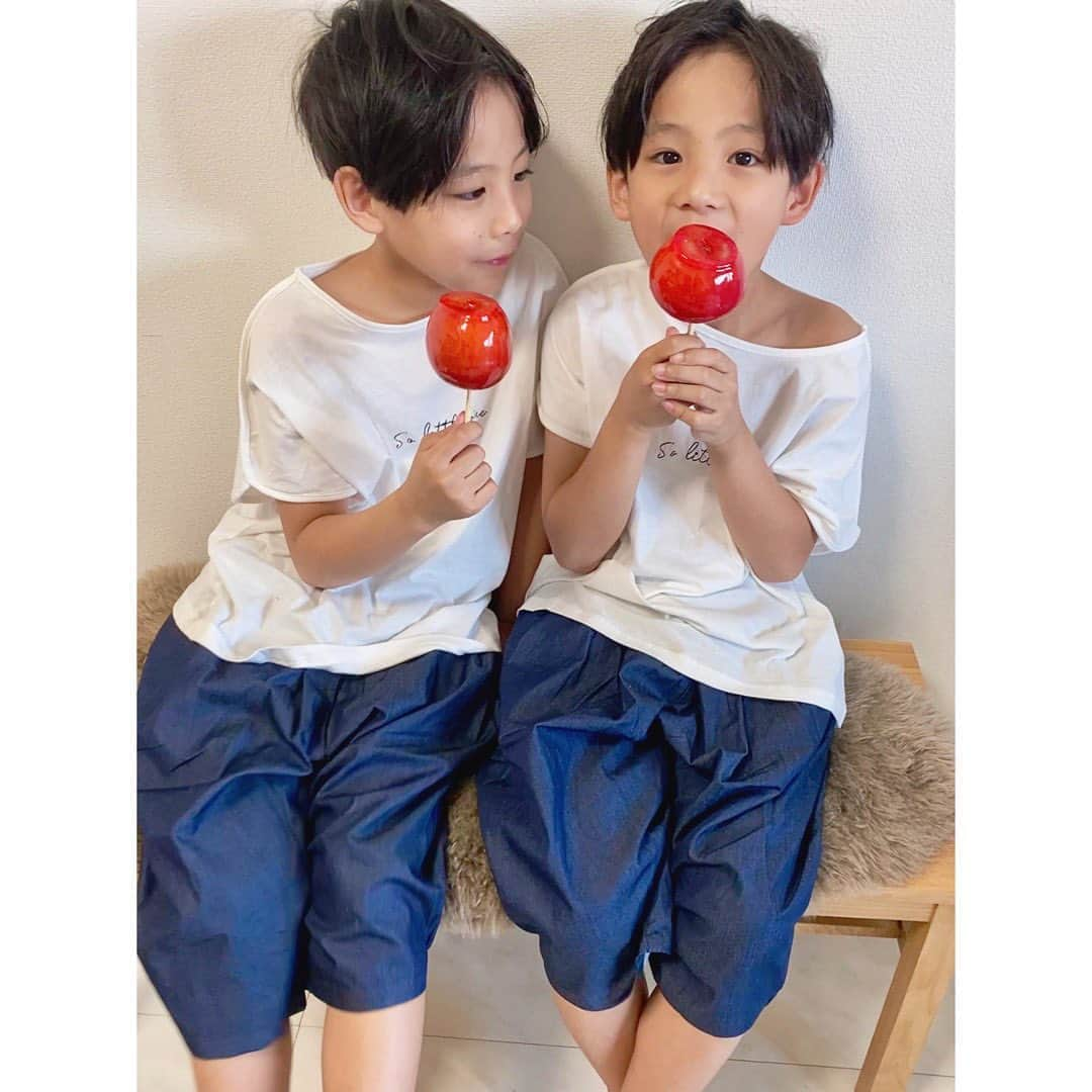 ayakoさんのインスタグラム写真 - (ayakoInstagram)「❤︎ ダンスが上手でかっこいい息子君 @ritty_days のママから 気になってた @candy_apple_369  のりんご飴が届いて あれ？私が子どもの時食べた りんご飴とは…比べものにならない美味しさ😍🥺しかも可愛い💕 本当素敵なプレゼントありがとう🎁 * * お洋服は　@riziere_official  ゆったりとした可愛い Tシャツにサルエルパンツ 今日は暑くてちょうど良かった❤︎ ❤︎ #おうち時間 #双子#fashion#coordinate#ootd」5月17日 18時37分 - ayaya315