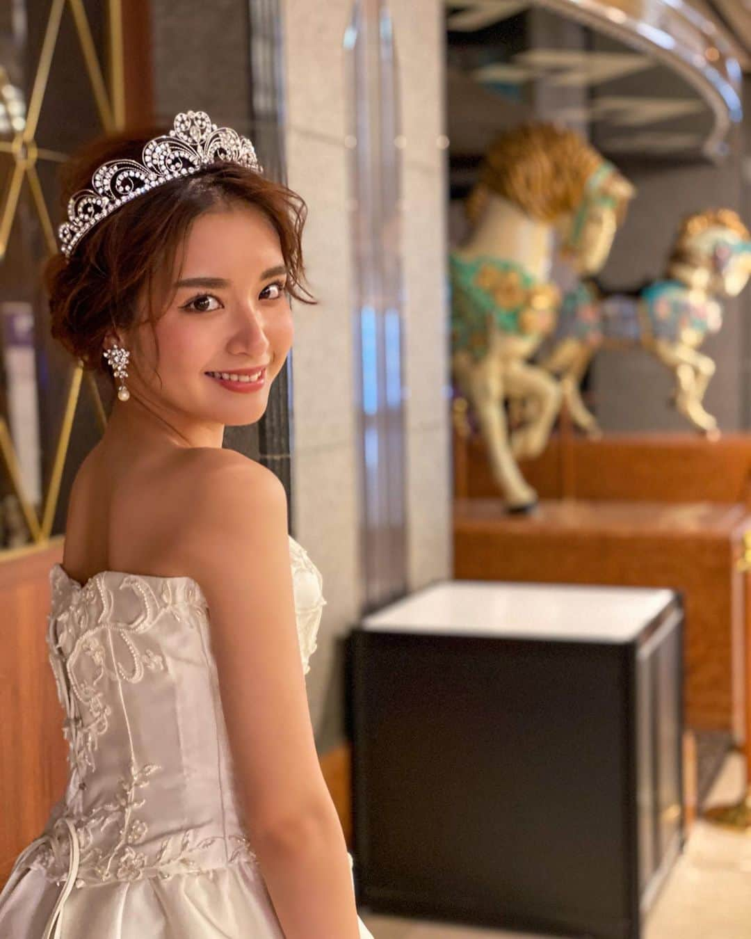 畔勝遥さんのインスタグラム写真 - (畔勝遥Instagram)「Wedding dress👸💍 @sposablanca ・ ・ ・ 刺繍が綺麗なウェディングドレスに 大振りのティアラ✧︎✧︎ ヘアアクセが大きいと豪華になる💖 ・ ・ ・ #wedding  #dress  #ウェディングドレス　#プレ花嫁　 #ゼクシィ　#結婚式　#前撮り　 #ティアラ　#アップスタイル #阪急インターナショナルホテル  #スポサブランカ」5月17日 18時38分 - haruka_azekatsu