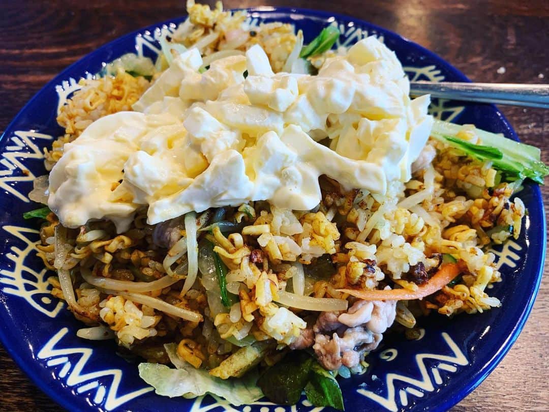 のインスタグラム：「スナックＫＴの投稿を見てやってみたかったカップヌードルチャーハン、今日はカレーカップヌードルをバキバキに砕きもやしとたっぷりのオリーブ油で焼く、そこにご飯イチゼン入れちょい焦げ目がつくくらい煽り最後にレタス混ぜて盛り合わせ上に卵サンドの具を乗せて食べたら〜〜あらま🤫毎回コレが食いたくなる。次回は卵とカレーカップヌードルとご飯だけでやってみたい❤️」