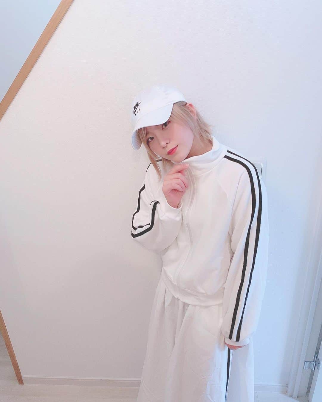 こなんさんのインスタグラム写真 - (こなんInstagram)「. . 🤍🤍🤍 #whitecode#setup#韓国#韓国ファッション#nike」5月17日 18時46分 - konan_610