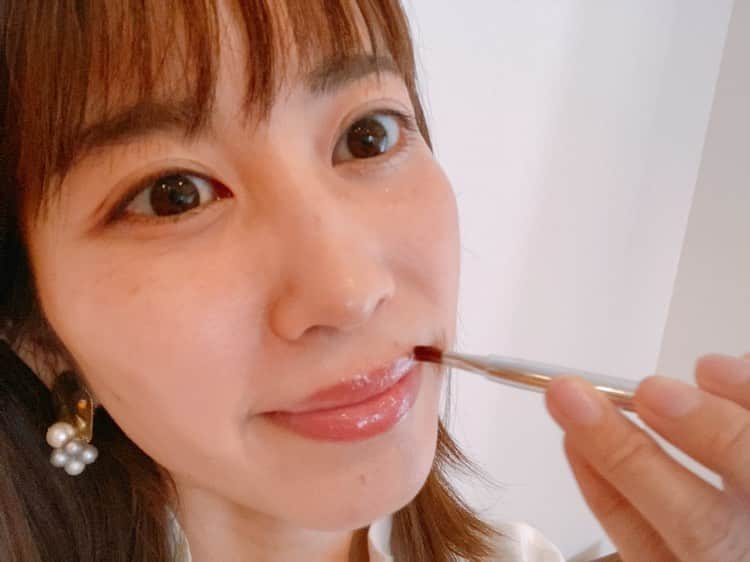 佐藤千晶のインスタグラム：「唇ガサガサになって皮がむけてしまい いろいろ試せど変化なく… 前にヘアメイクアーティストの 河北裕介さんのメイク本で絶賛されていた 7920円（！）リップバームを すがる思いで購入しました😂 皮膚科にも今なかなか行けず ネットでえいや！と購入しちゃいました笑  サランラップとリップを使った おうちで簡単な唇ケアも のせてみました。  バイラブログに詳しく書きましたので よろしければぜひ…！ #バイラ #バイラーズ #リップ #リップバーム #シスレー #唇ケア #唇エステ #ラップ #サランラップ #河北裕介　さん #メイク #おうち時間  #おうちメイク #佐藤千晶」