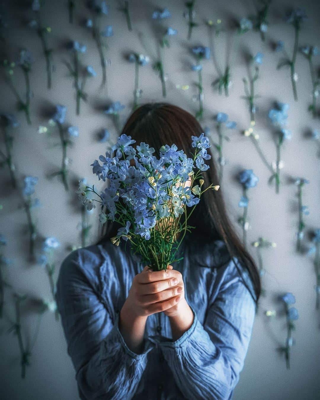 柳澤麻衣さんのインスタグラム写真 - (柳澤麻衣Instagram)「Have a lovely Sunday evening. Today was a hot day like summer.  I posted a picture of a blue flower that makes me feel cool😅💙 . 暑い日曜日でしたので、ブルーで涼しいイメージの写真をアップします。 今年の夏はどれくらい暑くなるのかな…💦」5月17日 18時49分 - toile_blanche