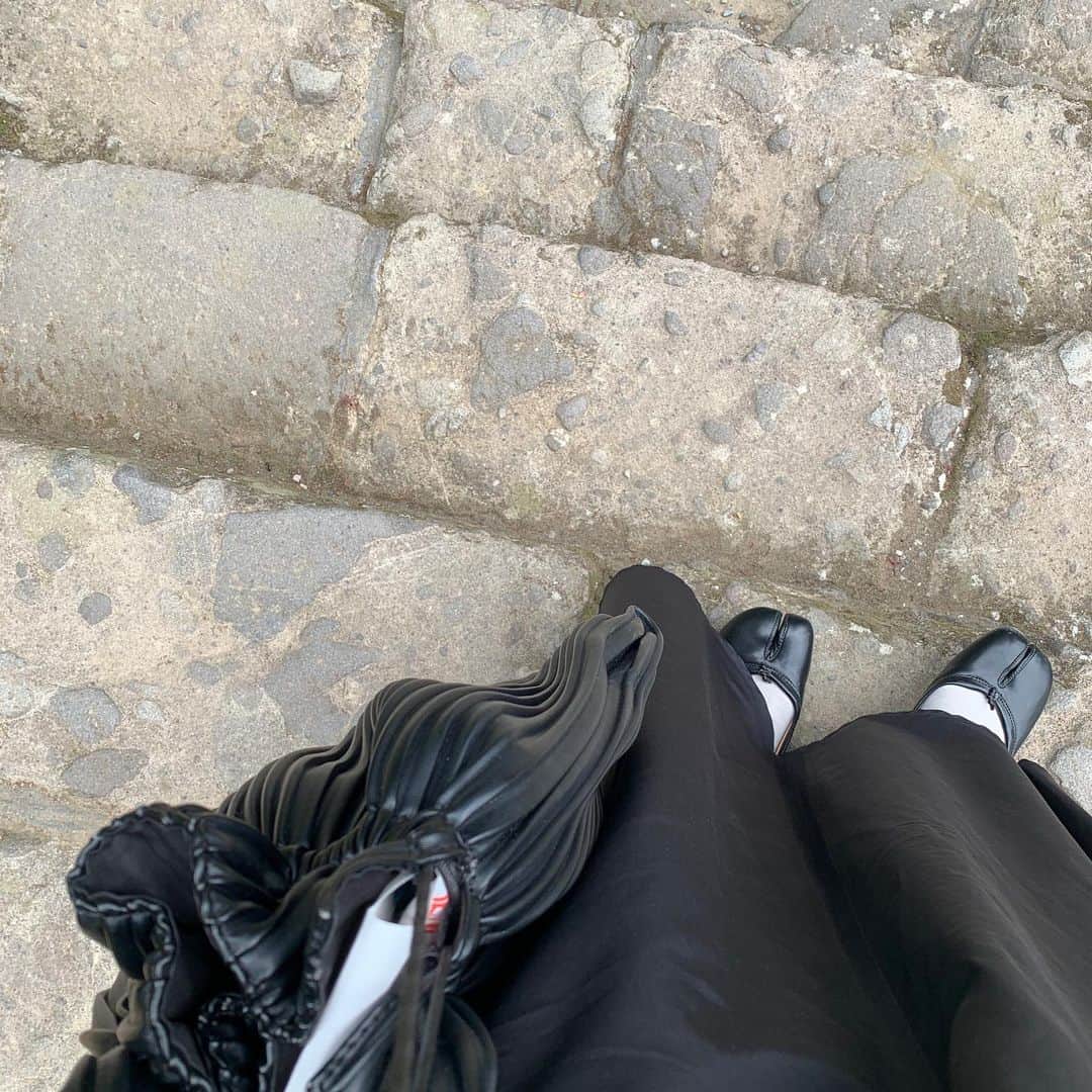 mitsuxmitsu24のインスタグラム：「I just got off work * * いいお天気だったね。 仕事だったけど そろそろ海も解禁かなー😆 * * #あしもと倶楽部  #今日のコーデ  #真っ黒コーデ」