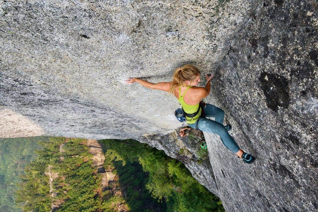 ヘイゼル・フィンドレーさんのインスタグラム写真 - (ヘイゼル・フィンドレーInstagram)「Some people think climbing is selfish, it doesn’t help anyone and it doesn’t have a positive impact on the world. Although I’ve seen examples of this, I believe it’s a change in the mind that’s needed not a change in the sport. With the right mindset we can use climbing as a means to train the mind to be less reactive and we can learn lessons from hurdles we’ve overcome in climbing and apply them to the rest of our lives. Climbing and other adventure sports can be a tool of empowerment and that isn’t just good for you but others that come in to contact with you. . I’ll be speaking about this on Saturday 23rd /5PM GMT + 1. Anyone who’s interested in personal development and/or teaches others will find interest in this talk. Bonus is that it only costs a £1 when you join @noboundaries_uk (cancel anytime) Link in bio.」5月17日 19時01分 - hazel_findlay