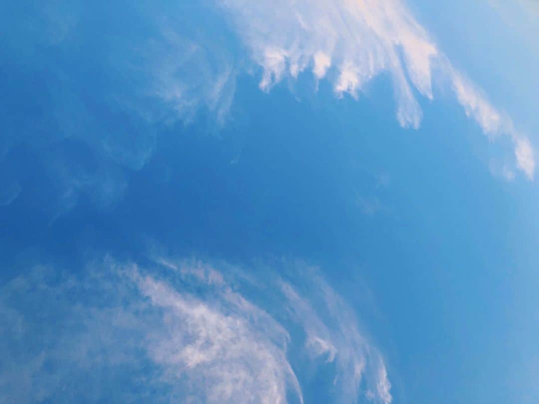 南里美希さんのインスタグラム写真 - (南里美希Instagram)「海みたいな空！自由に波があちらこちら🌊 今日の空は広いなぁ〜 青と白が混ざる瞬間の この景色がいちばんすき！ . . #likesea #sky #shoot #blue #white #myfavoritecolor #心のリフレッシュ #日常のアート #みんなも空を見上げてみてね . . 明日からまた頑張ろう🥰」5月17日 19時02分 - mikinanri_official
