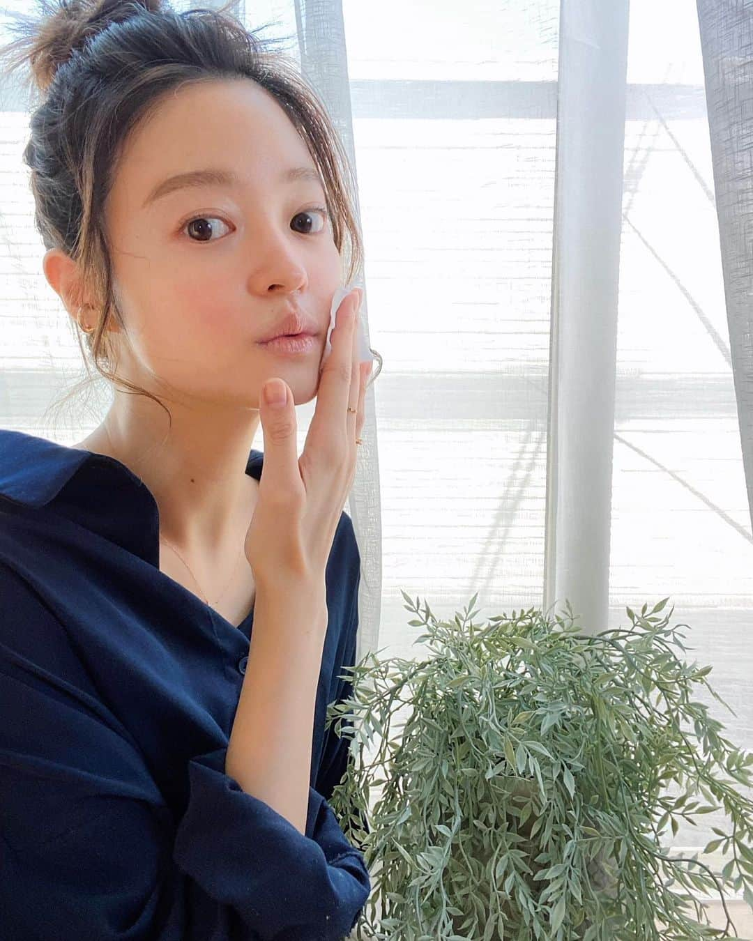 小林涼子さんのインスタグラム写真 - (小林涼子Instagram)「. おかげさまで、YouTubeは4000人以上の方々がチャンネル登録してくださって…✨ ありがとうー🥰 明日、5月18日　19時 更新するので楽しみにしててね💘 . 最近のマイルームは 続々とグリーンが増えてます🌱 お肌も植物も沢山水分補給して 健やかに〜🕊 ベビー人参だけ芽がでないのは なんでだろう…🤔 🌱 #グリーンのある暮らし #植物のある暮らし #お洒落女子 #憧れのお部屋  #グリーンのある暮らし #ユーチューブ  #youtube #明日19時  #砂時計 #島根 #comingsoon #tomorrow #お手柔らかに #よろしくお願いします」5月17日 18時55分 - ryoko_kobayashi_ryoko