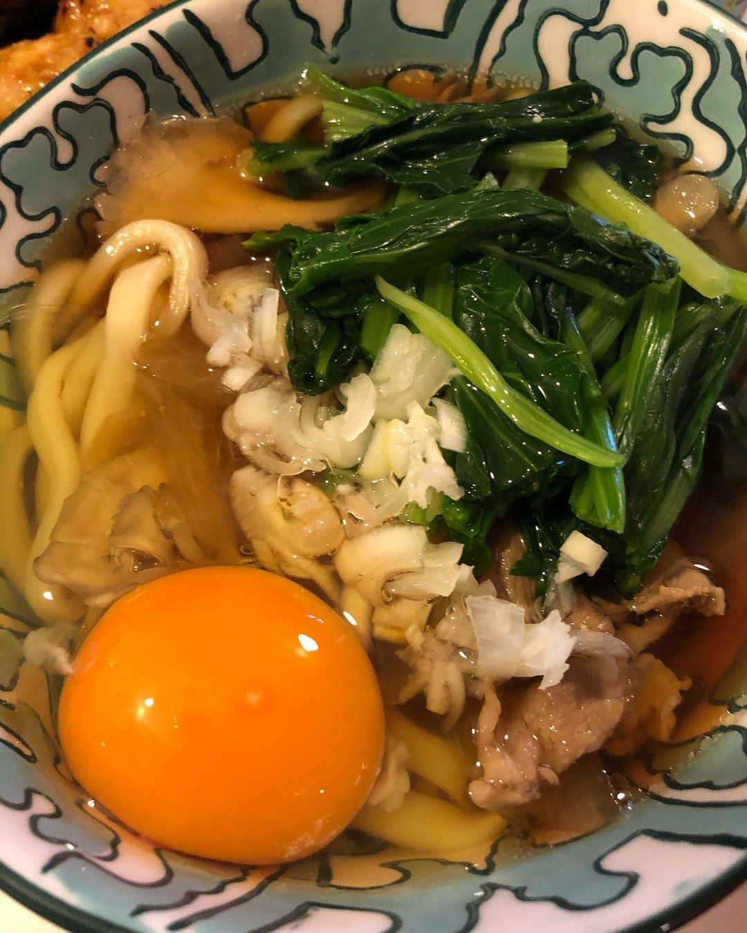 甘糟記子さんのインスタグラム写真 - (甘糟記子Instagram)「そして一昨日の夕飯！  なんか夜は好きなものを食べよう！ということで、子供たち大好きな近所の信濃屋の焼き鳥とうどん(o^^o)  息子殿はうどんに卵をおとして、鬼滅の刃風（笑）  ご飯のお供に、大好きなレディプレイヤーワンの映画を観ました( ^ω^ )  この映画大好きすぎて買っちゃったよ（笑）  ちなみに、夕飯の残りの焼き鳥とうどんのつゆで、次の日の朝ごはんは親子丼にしたよ〜(≧∀≦) #甘糟ご飯#ご飯#夜ご飯#うどん#信濃屋#焼き鳥#レディプレイヤーワン」5月17日 19時00分 - norihey924