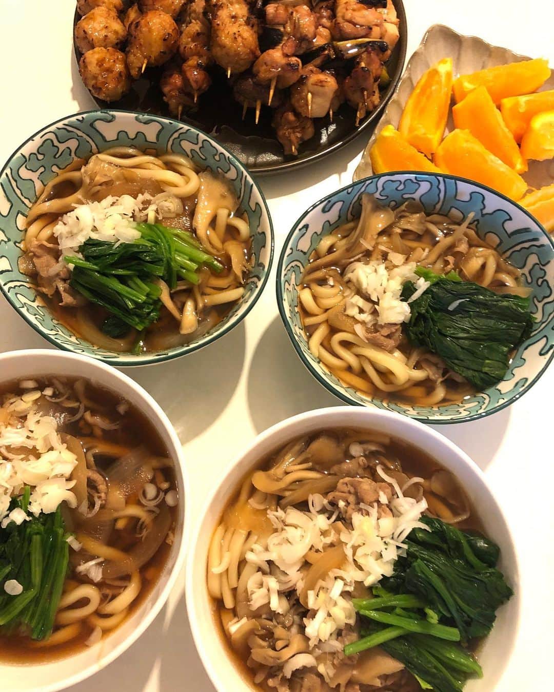 甘糟記子さんのインスタグラム写真 - (甘糟記子Instagram)「そして一昨日の夕飯！  なんか夜は好きなものを食べよう！ということで、子供たち大好きな近所の信濃屋の焼き鳥とうどん(o^^o)  息子殿はうどんに卵をおとして、鬼滅の刃風（笑）  ご飯のお供に、大好きなレディプレイヤーワンの映画を観ました( ^ω^ )  この映画大好きすぎて買っちゃったよ（笑）  ちなみに、夕飯の残りの焼き鳥とうどんのつゆで、次の日の朝ごはんは親子丼にしたよ〜(≧∀≦) #甘糟ご飯#ご飯#夜ご飯#うどん#信濃屋#焼き鳥#レディプレイヤーワン」5月17日 19時00分 - norihey924