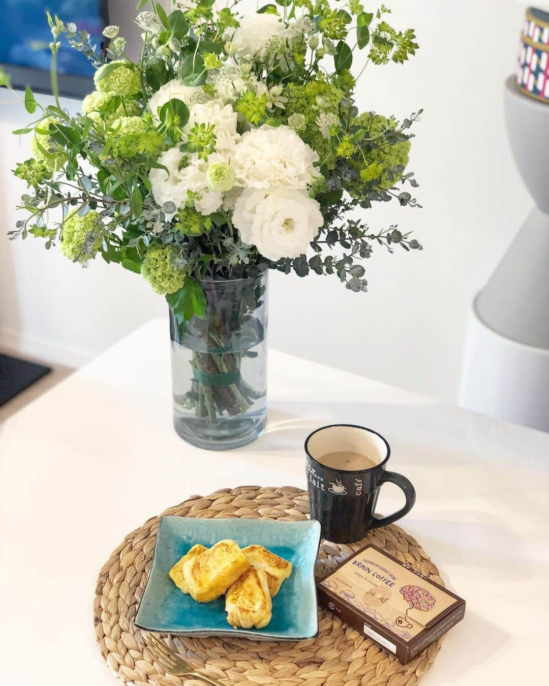 奈保さんのインスタグラム写真 - (奈保Instagram)「今日のおやつはブランパンで作ったフレンチトースト🍞 コーヒー飲んで脳🧠もリフレッシュ😌 飲んでるBrain Coffeeは薬膳マッシュルームで作られたコーヒーなの🥰 チャーガがたくさん入ってるから 免疫upやアンチエイジングに毎日1杯飲んでます☕️ ブランパンのパサパサな感じ？が苦手なんだけど フレンチトーストにするとフワフワになって好き♡ . #奈保kitchen 【ブランパンフレンチトースト】 ブランパン　一枚 豆乳　250ml 卵　1個 ラカント　適量 ココナッツオイル　大さじ1 . 豆乳、卵、カラントをよく混ぜ合わせ、パンを浸す。（私は夜寝る前に浸してる） フライパンにココナッツオイルを入れ、弱火で焼いて完成♡ . . #ブランパン#ふすまパン#ブランパンレシピ#フレンチトースト#フレンチトースト作り#おやつ#おやつレシピ#ダイエット中のおやつ#ダイエット#ヘルシー#ヘルシーおやつ#奈保kitchen#朝ごはんの記録#朝#低糖質パン#低gi#低GI食#lunch#オーガニック#コーヒー#coffee#栄養士#ゴルフ#トレーニング#ジム#ダイエット#筋トレ#食トレ#栄養士#スタバ行きたい病#starbucks」5月17日 19時10分 - naho.0422