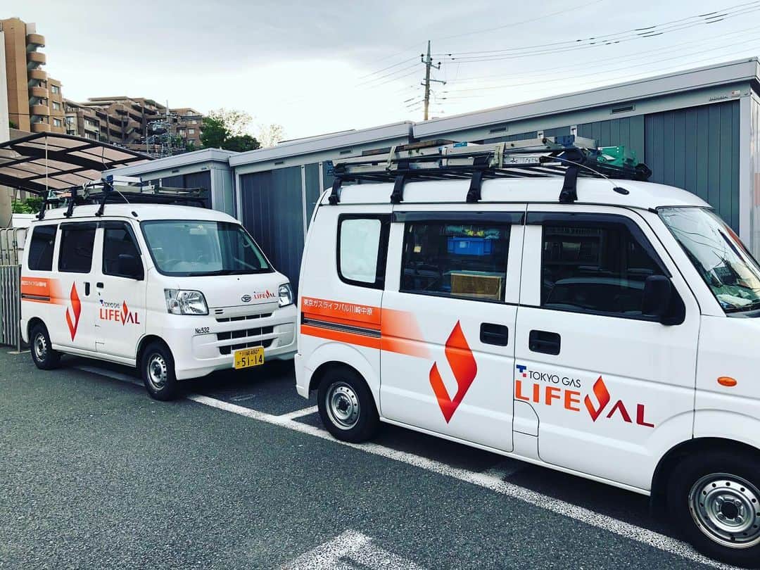 のインスタグラム：「#チラシの裏的ネタ帳 そっくりさんの後ろからご本人登場！」