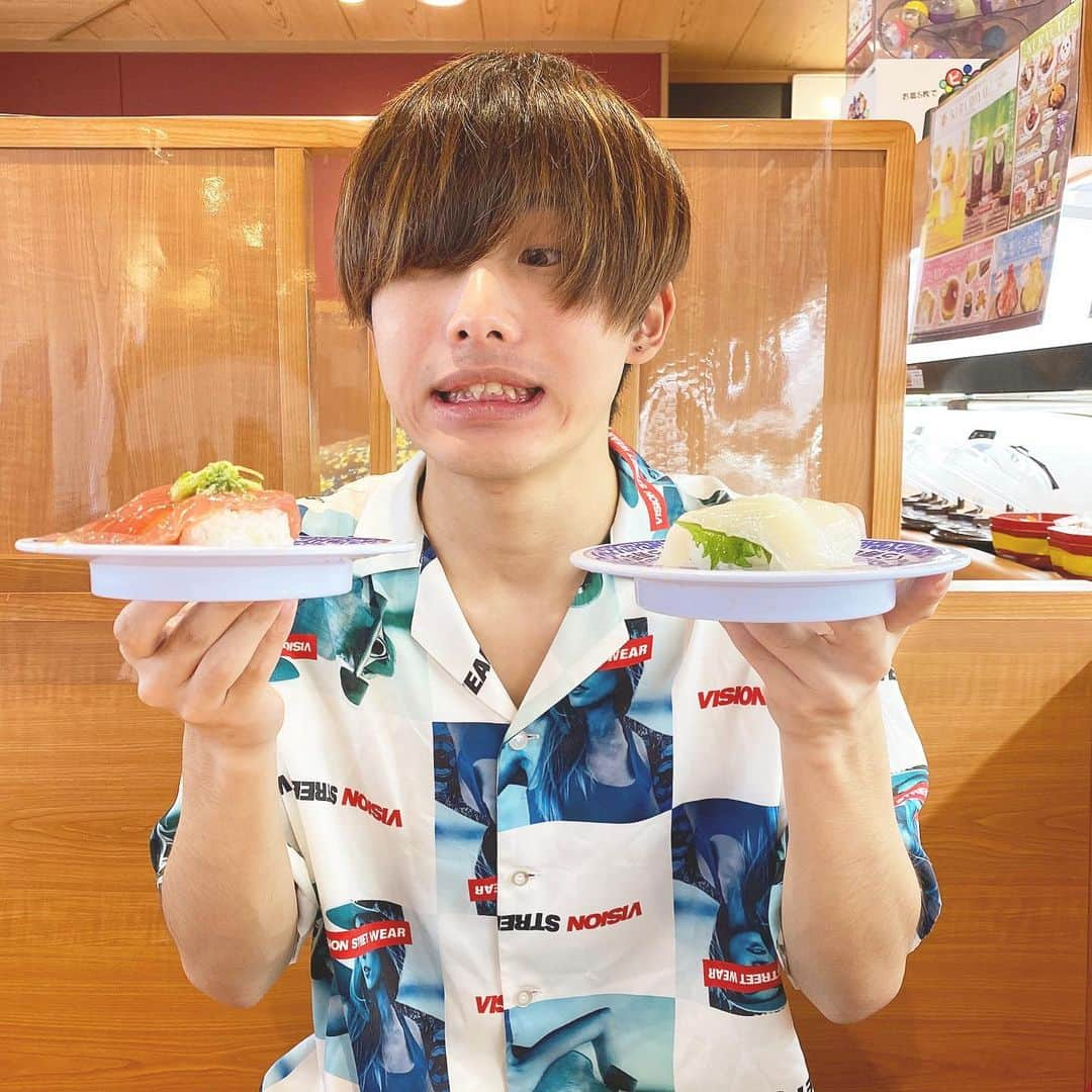 川端誠生さんのインスタグラム写真 - (川端誠生Instagram)「２1歳になりました🥳 この1年は色々と環境が大きく変わりましたが、とても充実した1年を過ごせたのでよかったです！ 今年も満足出来る1年にしたいなと思いますので21歳も応援の方 よろしくお願い致します☺️ #誕生日 #おめでとう #お祝い #歳 #まーちん #レイターズ #大人 #東京 #大阪 #関東 #兵庫県 #関西 #渋谷 #原宿 #難波 #梅田 #自粛 #自粛生活 #お寿司 #ファッションコーデ #jk」5月17日 19時04分 - ncncmachin