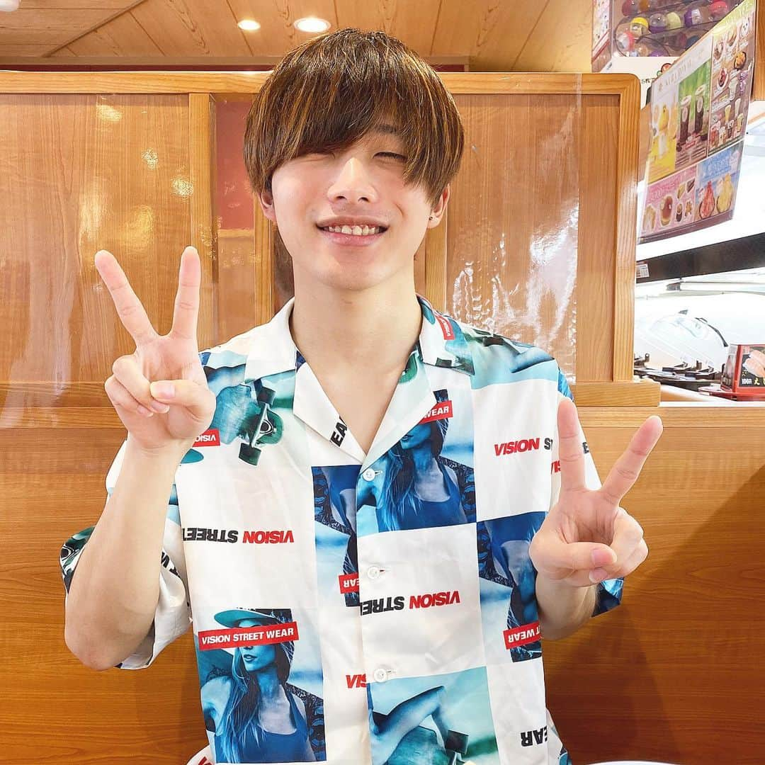 川端誠生さんのインスタグラム写真 - (川端誠生Instagram)「２1歳になりました🥳 この1年は色々と環境が大きく変わりましたが、とても充実した1年を過ごせたのでよかったです！ 今年も満足出来る1年にしたいなと思いますので21歳も応援の方 よろしくお願い致します☺️ #誕生日 #おめでとう #お祝い #歳 #まーちん #レイターズ #大人 #東京 #大阪 #関東 #兵庫県 #関西 #渋谷 #原宿 #難波 #梅田 #自粛 #自粛生活 #お寿司 #ファッションコーデ #jk」5月17日 19時04分 - ncncmachin