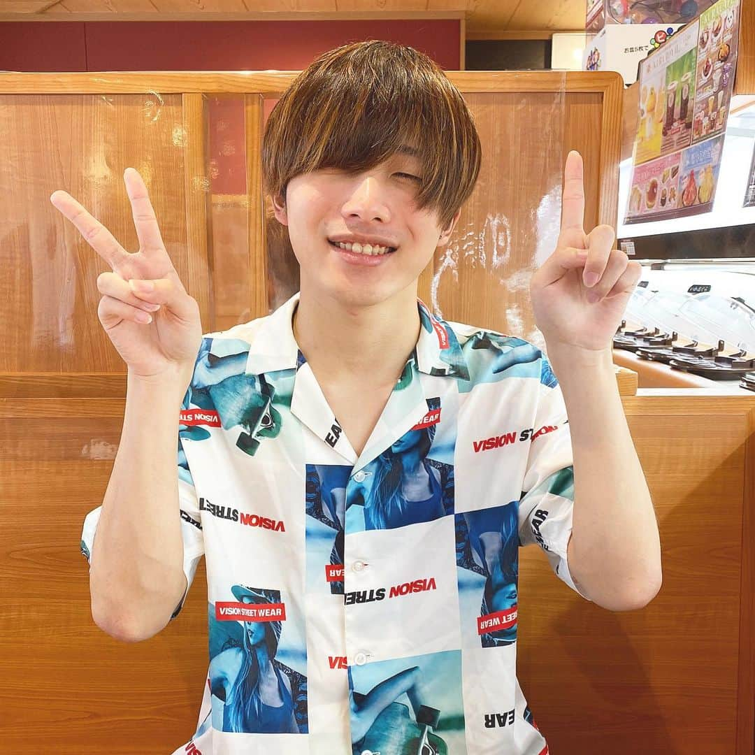 川端誠生のインスタグラム：「２1歳になりました🥳 この1年は色々と環境が大きく変わりましたが、とても充実した1年を過ごせたのでよかったです！ 今年も満足出来る1年にしたいなと思いますので21歳も応援の方 よろしくお願い致します☺️ #誕生日 #おめでとう #お祝い #歳 #まーちん #レイターズ #大人 #東京 #大阪 #関東 #兵庫県 #関西 #渋谷 #原宿 #難波 #梅田 #自粛 #自粛生活 #お寿司 #ファッションコーデ #jk」