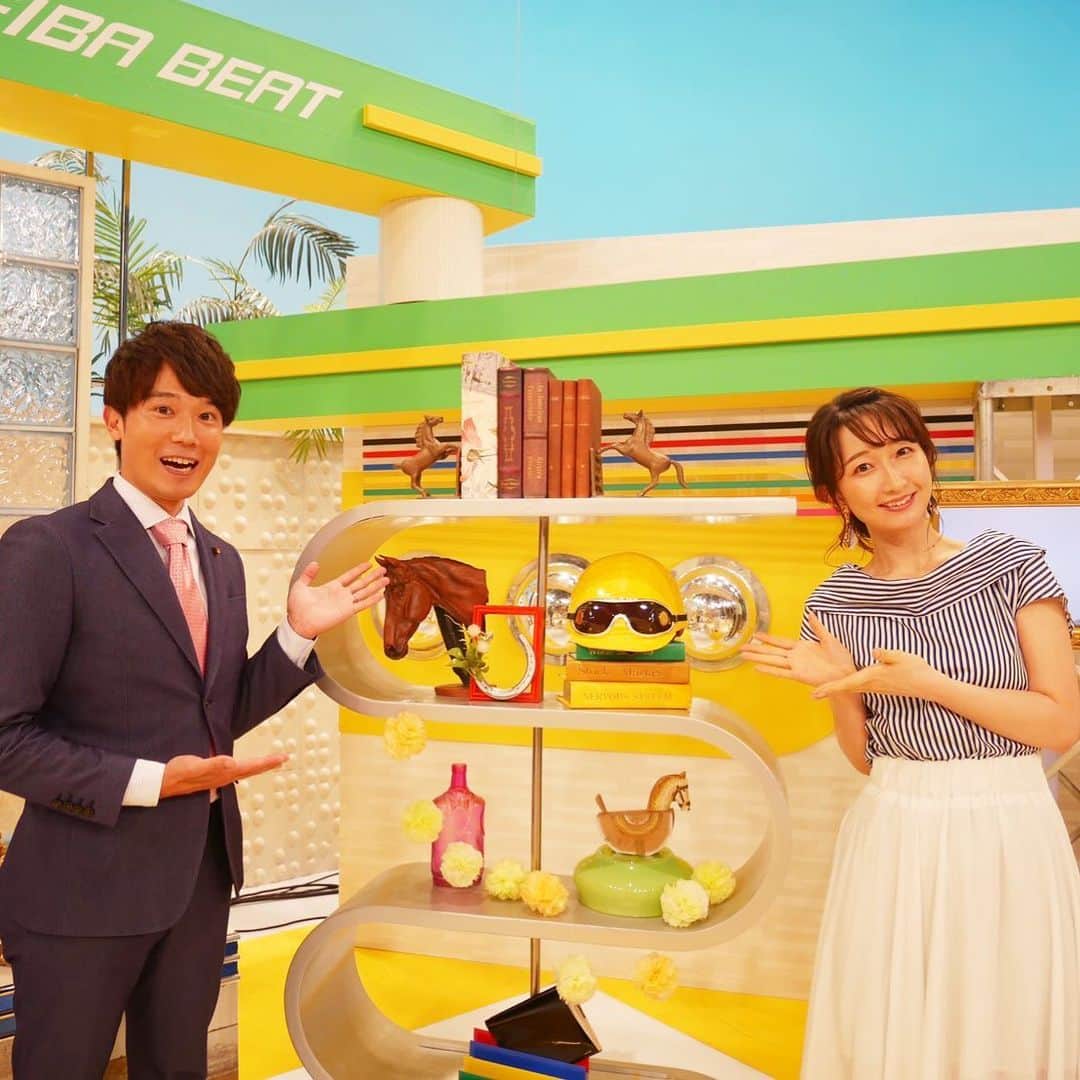 のインスタグラム：「いつも#競馬ビート で助けてもらっている竹上アナと ・ ・ 今日の#ヴィクトリアマイル 、 #アーモンドアイ が見事な復活劇でした！ ・ ・ あのゾクゾクする直線の手応えに鳥肌が立ちました！！ ・ ・ 今年も強いアーモンドアイが見られて感動です☆ ・ ・ ・ #関西テレビ #カンテレ #アナウンサー  #競馬 #復活 #圧勝 #史上最多タイ  #競馬beat #竹上萌奈  #天然パーマ  #今日は伸ばしてもらっています」
