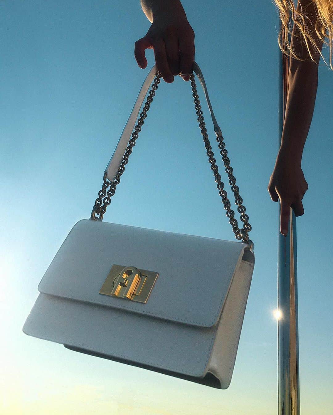 フルラのインスタグラム：「The arch, also a symbol of the brand, is a projection towards the future. @ilaerial tells her story with passion and her Furla 1927. Link in bio.  #thefurlasociety #furlafeeling #newcollection #furla #accessories #fashion」