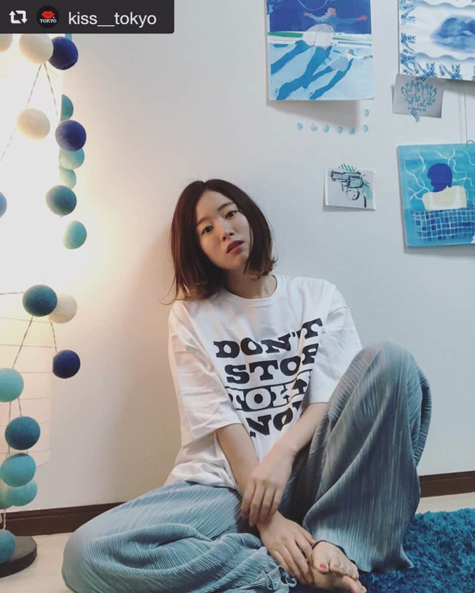 杏沙子さんのインスタグラム写真 - (杏沙子Instagram)「この前のインスタライブで 着てたTシャツ🗼  売上の一部が コロナの緊急支援資金になるTシャツだよん！ ㅤㅤㅤㅤㅤㅤㅤㅤㅤㅤㅤㅤㅤ サイズ感もデザインもとってもかわいいよ〜 最近家でよく着てる💋 みんなもぜひ👶🏻 ㅤㅤㅤㅤㅤㅤㅤㅤㅤㅤㅤㅤㅤ  #repost @kiss__tokyo via @PhotoAroundApp  #dontstoptokyonow #心は止めない #東京部屋ガール #東京部屋ボーイ #kisstokyo  #Repost @thechihara with @get_repost ・・・ @kiss__tokyo  #DONTSTOPTOKYONOW #心は止めない #STAYHOME Ver. #足立佳奈／シンガーソングライター #赤澤える／ブランドディレクター  #杏沙子／シンガーソングライター #新井郁／女優  #板野友美／女優・アーティスト #瀬川あやか／看護師シンガーソングライター #瀬戸あゆみ／ブランドディレクター・モデル #CHAI #MICO #SHE IS SUMMER／アーティスト #LittleThunder／Comic Artist・Illustrator  みんな頑張ろう みなさん、自撮りありがとう😊 #STAYHOME でも心は止めない #東京部屋ガール #kisstokyo」5月17日 19時09分 - asako.ssw