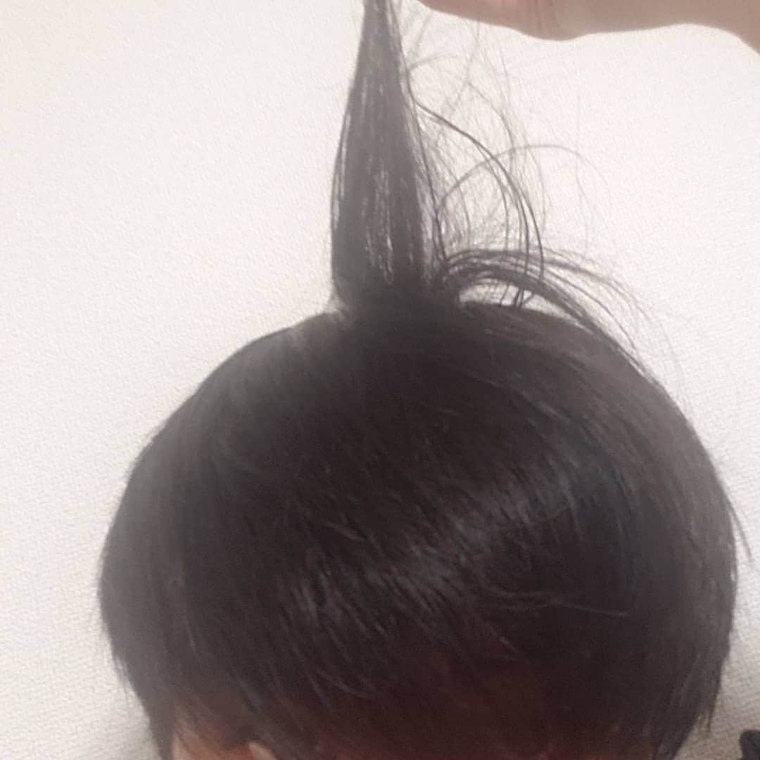 安藤誠明（TOMO）さんのインスタグラム写真 - (安藤誠明（TOMO）Instagram)「お久しぶりです! 皆さんどうお過ごしですか？ まだまだ大変な日々が 続いてますがもう少し 踏ん張って耐えましょう!  最近僕は 髪がのびすぎて 結んだら南の島みたいにできました🏝️ #EαRTH #stayhome」5月17日 19時19分 - tomoaki.ando.1219