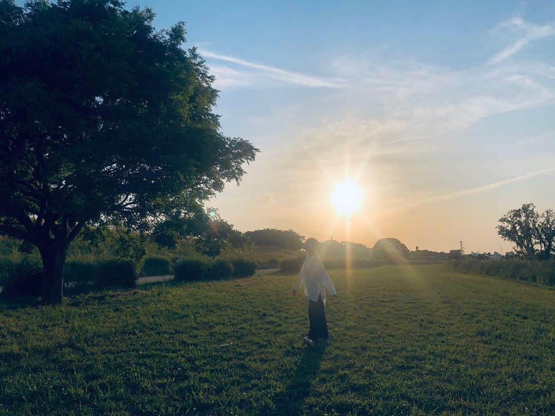 LOVEのインスタグラム：「すごくいい話を聞きました。お付き合いください。  その昔、戦争中のある国のこと。  とある軍曹が、打ち落とされる飛行機の改善のために技術者を集めて会議をしたそうな。 「ぼろぼろになって帰還した飛行機の機体を見て、被弾していたところのパネルを全て強化しろ。ただし燃料を積むための重量は守って設計しなおしてくれ」 この難題に、とある数学者が手を挙げました。 「私に案があります、発言よろしいですか」 軍曹は「いいだろう、言ってくれ」と先を促し、数学者は話し始めました。 「被弾したところよりも、被弾していないところのパネルを出来る限り強化すべきだと思います。私たちは、被弾して帰還した飛行機だけを見ていますが、帰還していない飛行機がなぜ墜落したかを考えなければなりません。ここに見える帰還飛行機のダメージは、そこは敵に打たれても帰ってこれた、という技術の証明でもあります。それ以外のどこかを撃たれた飛行機こそが墜落したのでしょう。ですから目に見えるダメージ以外の箇所を強化して、より多くの飛行機が被弾しても帰ってこれるようにするべきです」 軍曹は数学者の言うとおりに飛行機を設計しなおしました。すると本当に多くの飛行機が被弾しても帰還するようになったんだそうです。  これをConfirmation bias、確証バイアス、というんだそうです。Survivorship bias、生存者バイアス、もそれに当たるそうです。  コロナで苦労している中小企業やフリーランスはなぜ今苦しいのか、政府のせいだと叫ぶ皆さんにこの話を考えてみてほしいです。  仕事ができなくなったのは未知のウイルスが現れたからです。私たちの社会を飛行機、と考えてみたら、今の経済的ダメージが被弾した傷痕のようなもの。そして、それでもまだなお踏ん張ってられるのは、医療関係者、少なくとも遅くとも補償を可能にしようとしてる政府関係者(首相は看板、程度に私は捉えています)、色々なライフラインで働いている人たち、ワクチンの研究をしている人達が、機体を守っているから、ではないでしょうか。彼らを強化することが、今一番多くの機体を帰還させられる方法じゃないでしょうか。  必要があると思えば怒りの声を上げるべきですが、今何よりも無駄なことは、看板の首相がいくら口下手で呆れるほど役立たずに見えるとしても、自分の苦しさを国への不信感としてぶつけるものの考え方そのもの。この飛行機の改善がますます遠くなりそうな気がします。  日本の治安はこんな時でもそもそも素晴らしいです。医療補償は例えばアメリカの比じゃないくらいあります。例え古いシステムでも政府がなければ無法地帯で衛生なんて二の次です。私は日本のシステムは今でさえも基本の基本を支えているという面にもう一度感謝します。  それでも被弾した経済がまず弱者から殺してしまうシステムなら、見えていないけど私たちを支えている医療や科学技術を強化する方向に、向かってゆけるように提案したいですし、話を聞いてくれる軍曹(リーダーや責任者)を選びたい。  コロナと経済の圧迫感、私はこの話を聞いて未来への課題を新たな視点で持つことができて少しすっきりしました。  引き続き踏ん張りましょう。 被弾しても帰還できる飛行機が増えますようにと心から願います。」