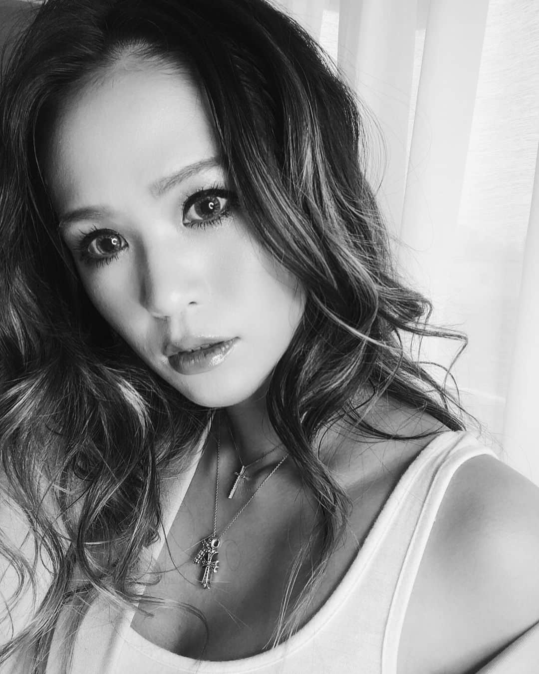 彩希エリナさんのインスタグラム写真 - (彩希エリナInstagram)「なんか今週一週間は過ぎるのがめっちゃくちゃ早かったなー👀🕓🔎✨雨の模様が繋がりそうな来週…☔️は、どんな色の一日一日になるかなんっ😌🎨 #sundayafternoon #weekend #blackwhitephoto #stayathome #stayhome #enjoyhome #stayhomelife #fashionlover #あっという間の一週間 #5月中旬 #来週は雨 #しとしと #おうち時間 #お家時間 #白黒写真 #ファッション大好き #今春 #沢山着たかった #ジャケットスタイル」5月17日 19時14分 - erina_saiki