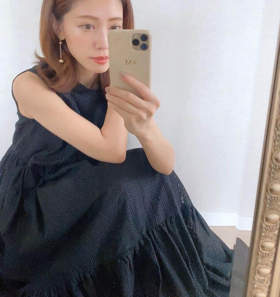 石黒美帆のインスタグラム：「*﻿ 早くこれ着てお出かけしたい❣️﻿ 形も素材もツボすぎるワンピースです。﻿ ﻿ dress#tsurubymarikooikawa  earrings#etincelle_official ﻿ ﻿ ﻿ iPhoneケースは﻿ この間ストーリーズに載せていた﻿ @maisondesabre ♡﻿ 久々にネイルはセルフで💅﻿ ﻿ ﻿ ﻿ #fashion#fashionstyle#fashiongram#instafashion#outfit#ootd#dailylook#패션#오오티디#ファッション#コーデ#ツルバイマリコオイカワ#エタンセル#夏服#夏コーデ#ゴールドアクセ#メゾンドサブレ#シンプルコーデ﻿」