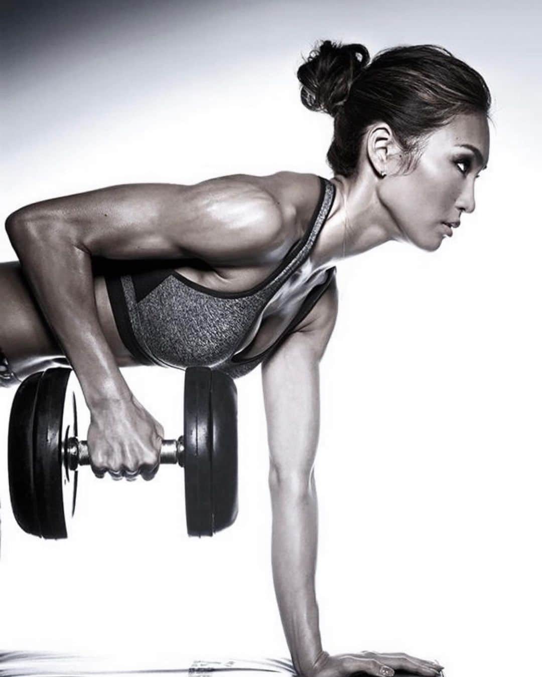 Aya（小山内あや）さんのインスタグラム写真 - (Aya（小山内あや）Instagram)「YouTube #17 今の時期、飛ぶように売れているダンベル。 家トレには持ってこいのトレーニングアイテムですよね💪🏻🔥 そのダンベルエクササイズのバリエーション第一弾をご紹介します💪🏻⚡️ 実はね、沢山あるんですよ😉 もちろんダンベルお持ちでない方は、2リットルペットボトルに置き換えてやってみてくださいね😊👌 明日からトレーニングに追加してやるしかないね😏🔥🔥 #motivation #fitness #inspiration #gym #love #workout #fit #lifestyle #success #training #fitnessmotivation #bodybuilding #motivationalquotes #instagood #life #health #quotes #entrepreneur #fitfam #goals #healthy #business #sport #gymlife #follow #like #muscle #mindset #instagram」5月17日 19時18分 - aya_fitness