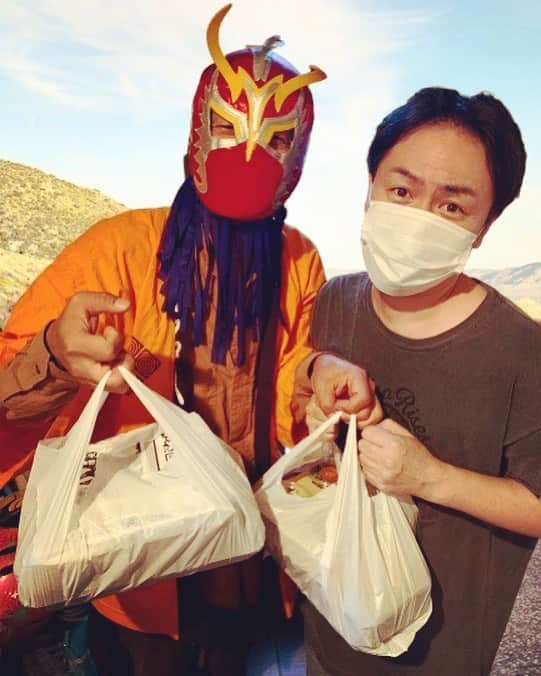 こーいちのインスタグラム：「ポンのデリバリー頼んだ。 この格好で持って来た。 そしてタコライス鬼美味かった。  #マスクの定義」