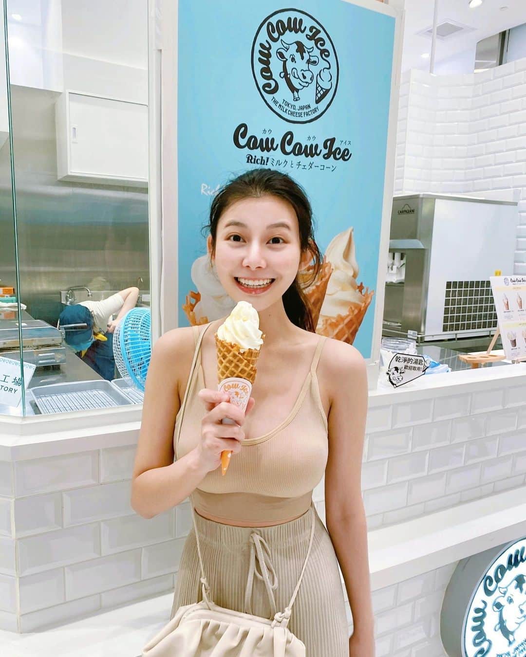 張香香のインスタグラム：「就算吃得再飽 飯後一支冰淇淋是一定要的🤤🍦💕 至於有多飽 看第2張就能明瞭🤣🤣🤣」
